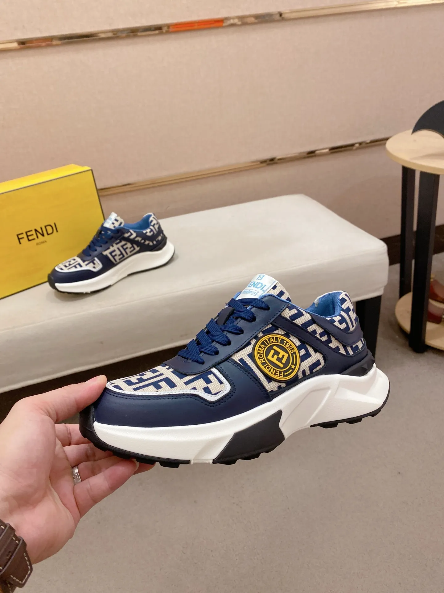 Men's shoes 💰 462💰 (fendi) New style 👊🏻 upper 🇮🇹 imported cowhide fabric 🇩🇪 lining imported sheepskin lining. The original outsole is molded to highlight the identity of every man, and the upper foot is elegant and stable🚶🏻🚶🏻The high-end custom counters reproduce the original version📯No matter the wind or rain, the shoe last remains unchanged and can withstand the verification of time🔍️,🔵 Size: 38-44